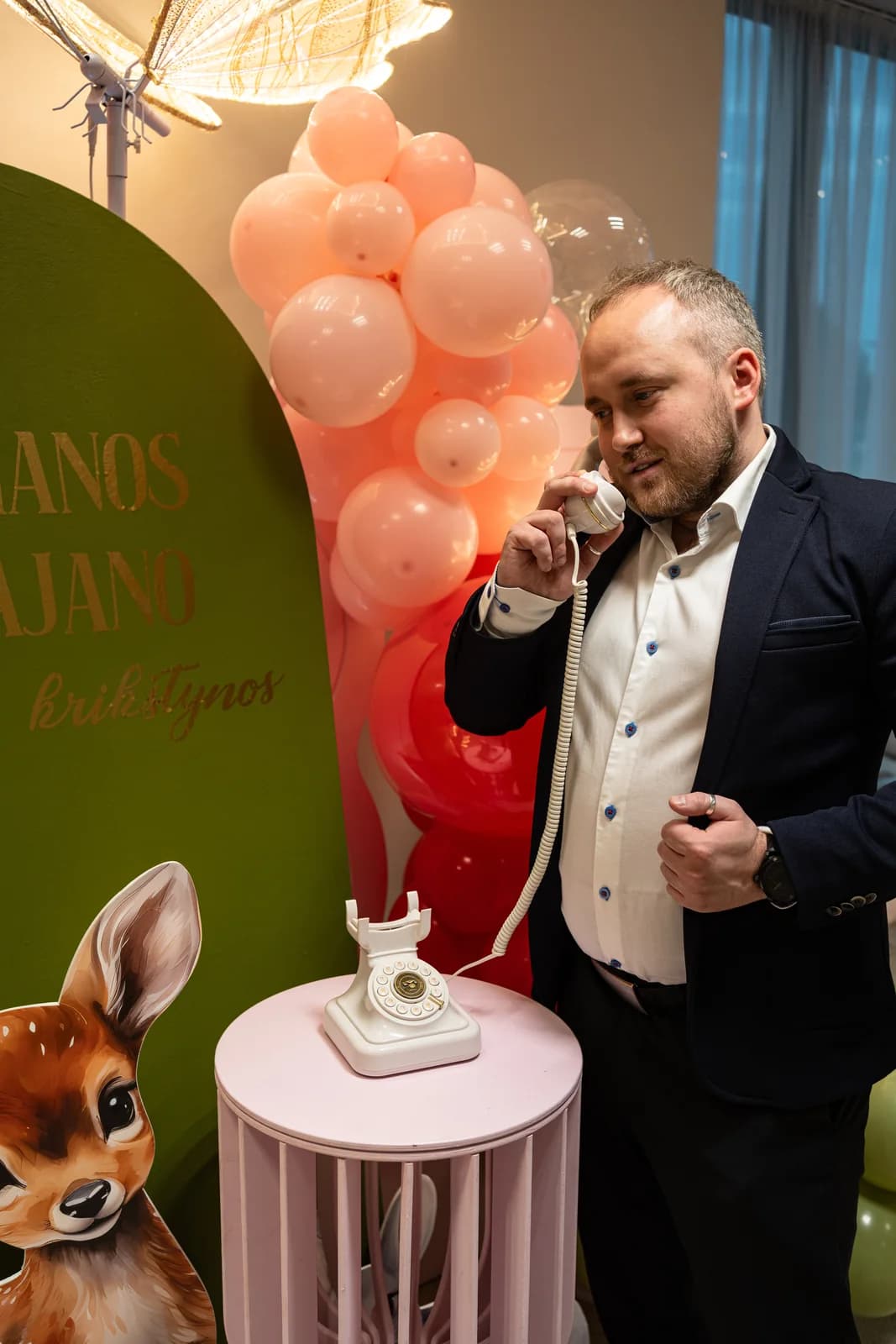 Svečių palinkėjimų telefonas prie renginio foto sienos