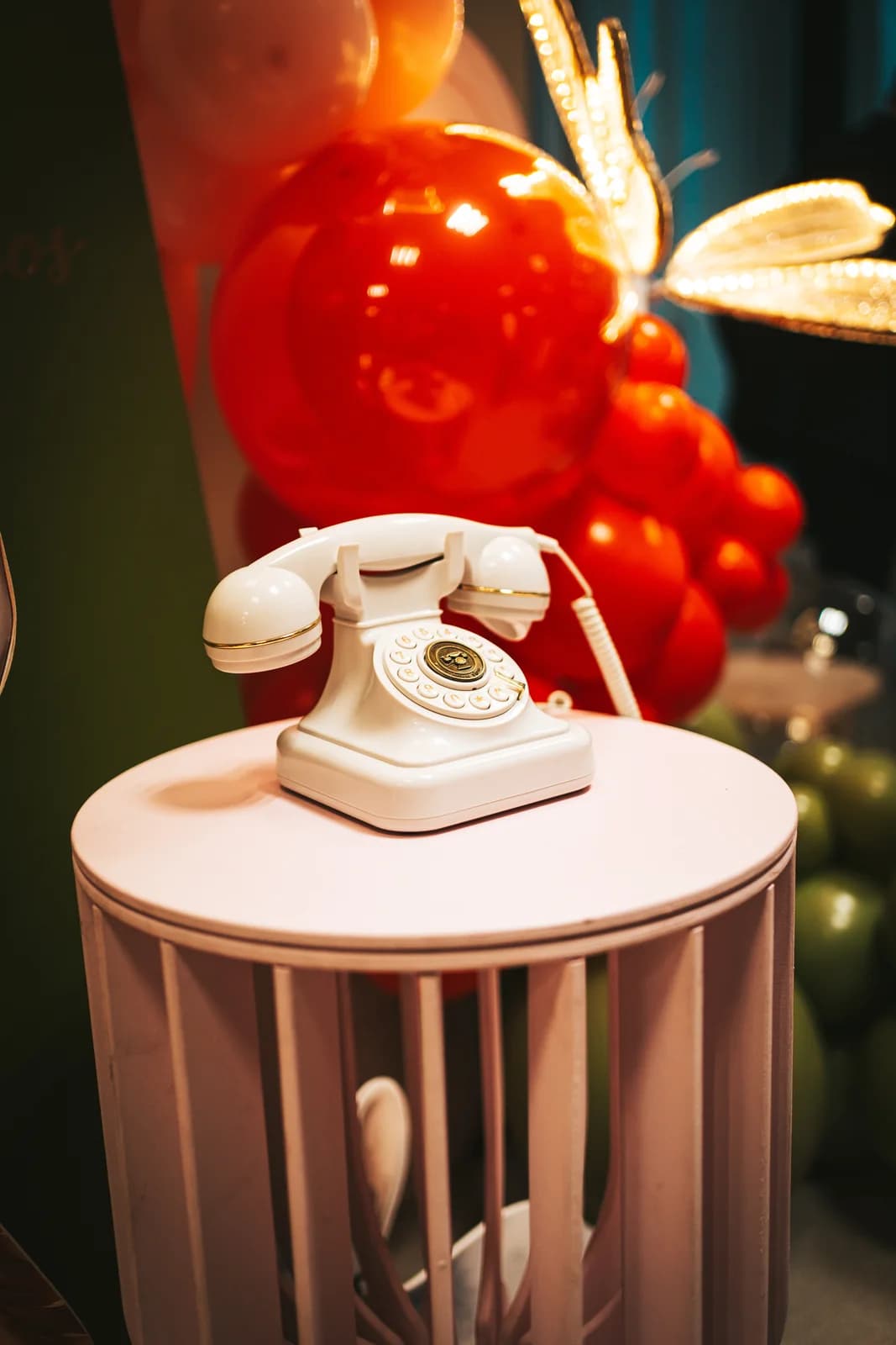 Svečių palinkėjimų telefonas ant staliuko šventėje